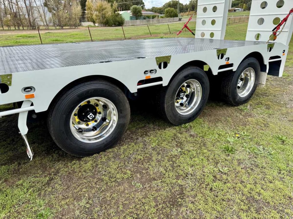 FreightWest  Heavy Duty Triaxle Dropdeck Trailer wheels