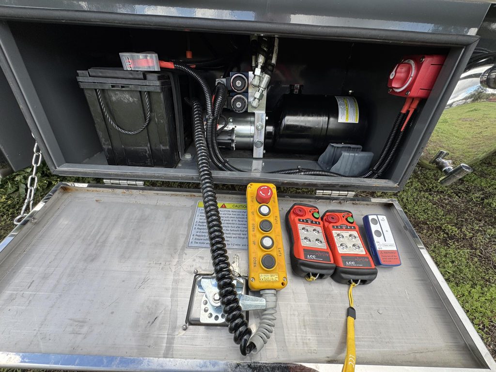 FreightWest  Heavy Duty Triaxle Dropdeck Trailer tools