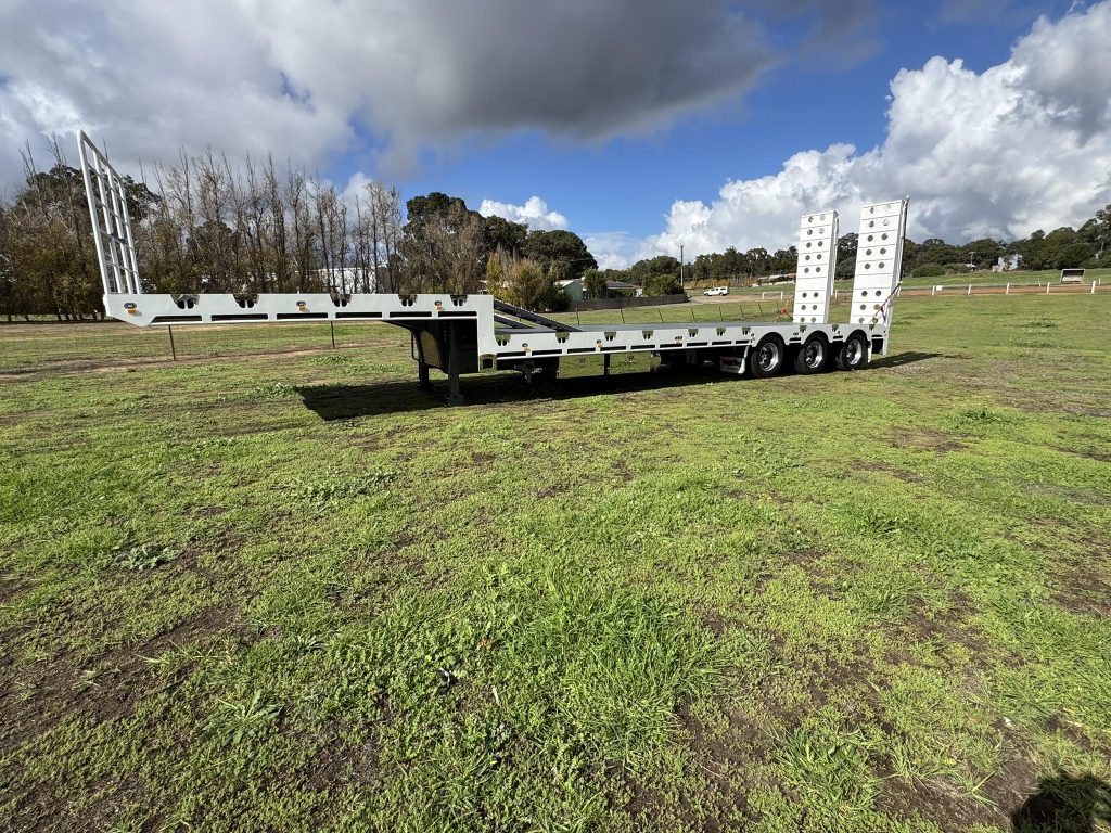 FreightWest  Heavy Duty Triaxle Dropdeck Trailer outdoor whole