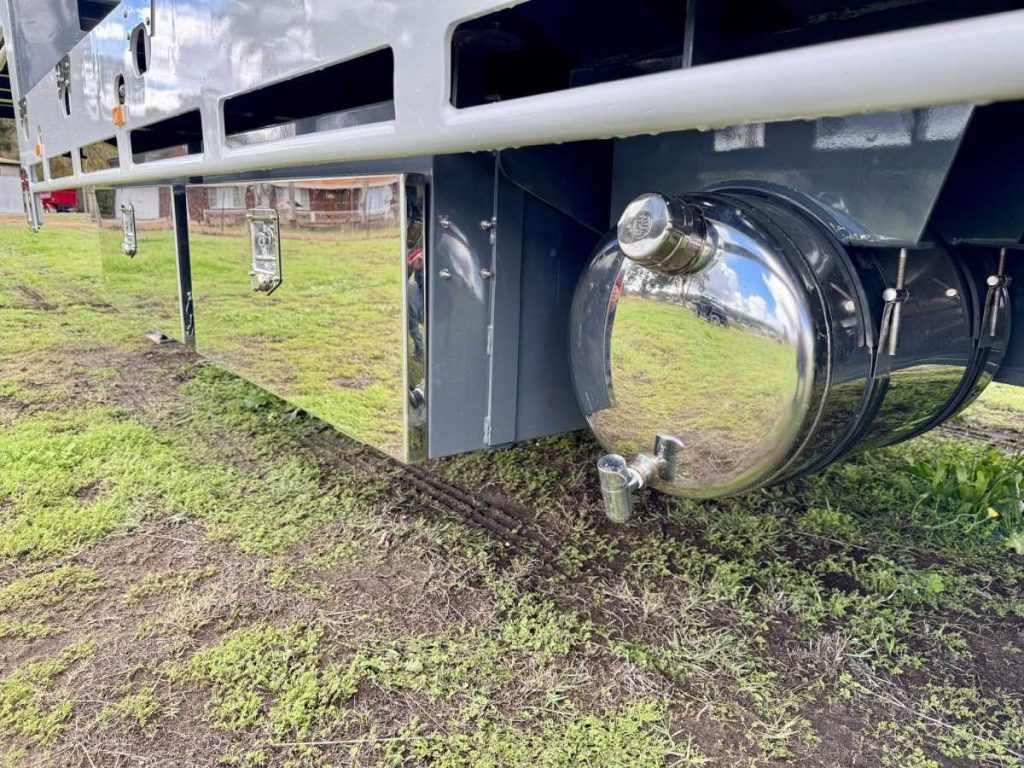 FreightWest  Heavy Duty Triaxle Dropdeck Trailer tank 2