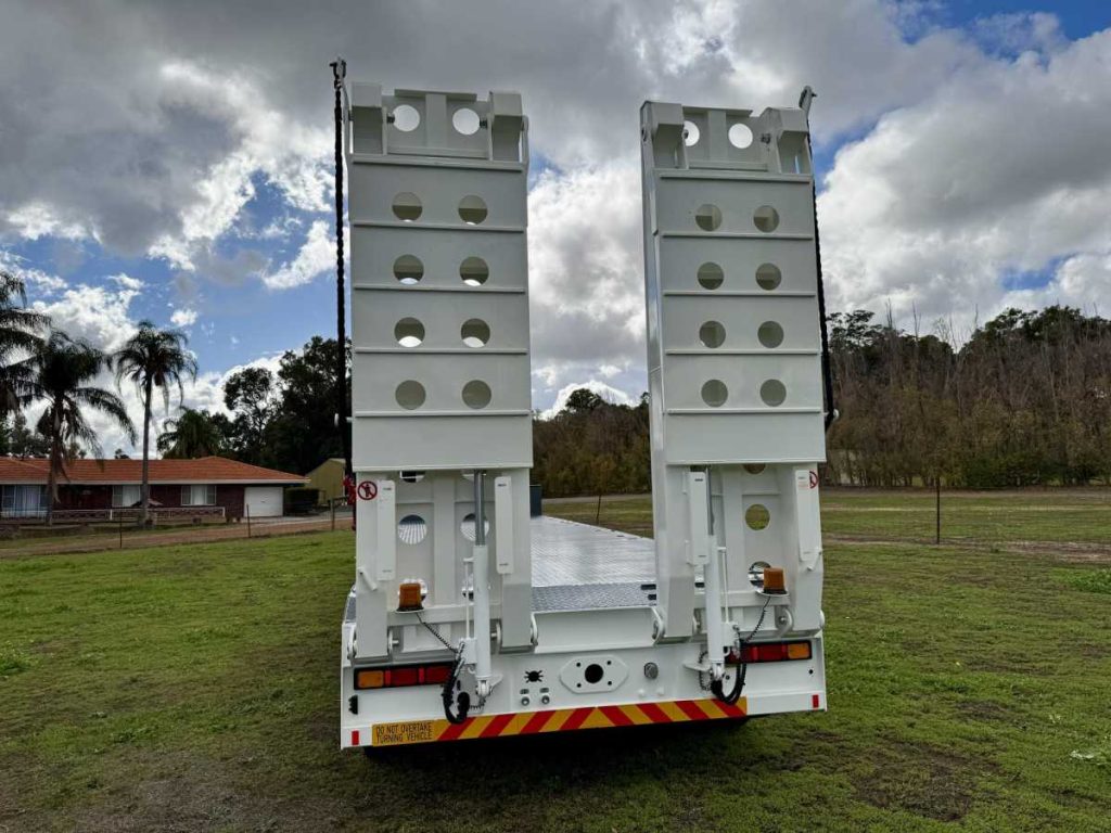 FreightWest  Heavy Duty Triaxle Dropdeck Trailer ramp