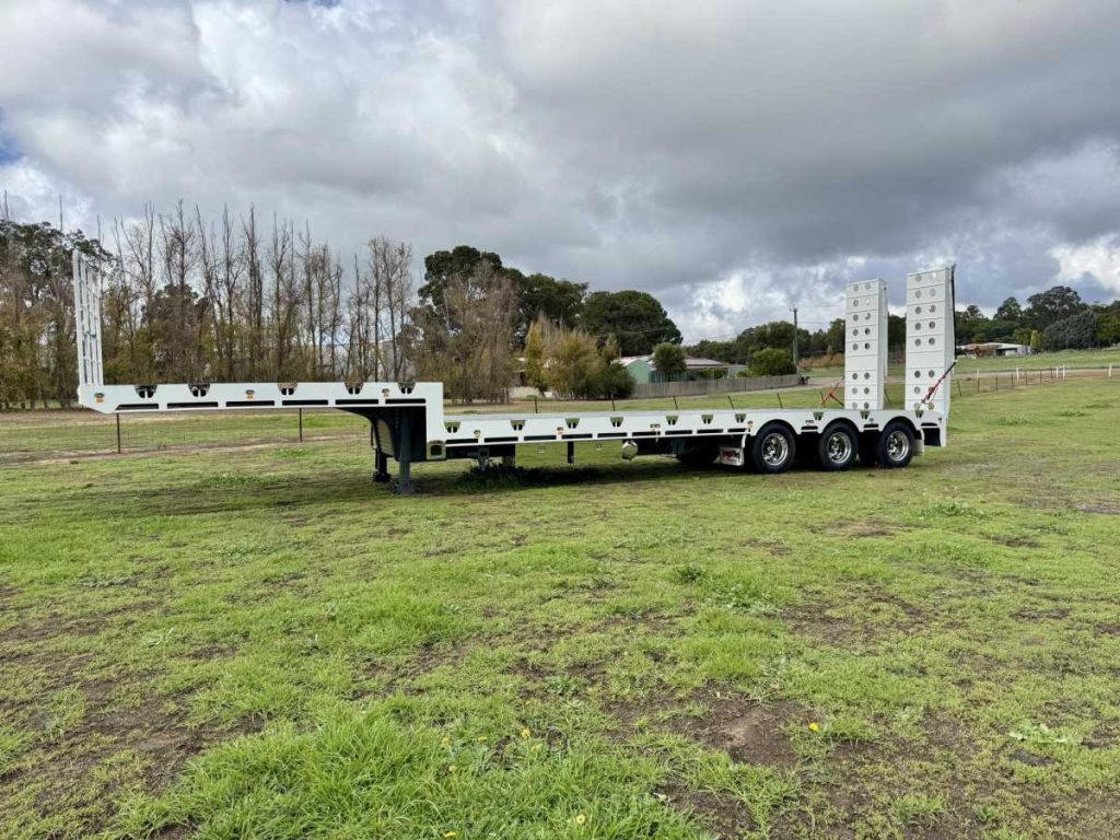 FreightWest  Heavy Duty Triaxle Dropdeck Trailer outdoor 2