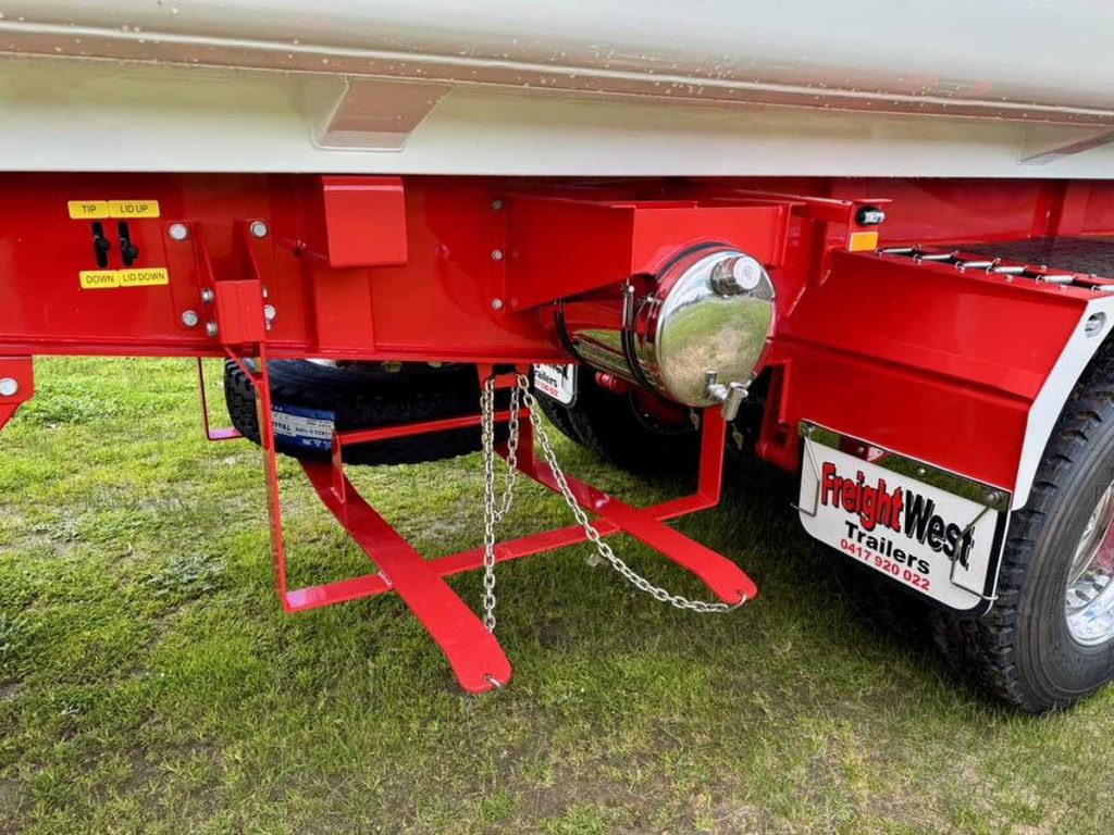 FreightWest Side Tipper Hydraulic lid system in operation 