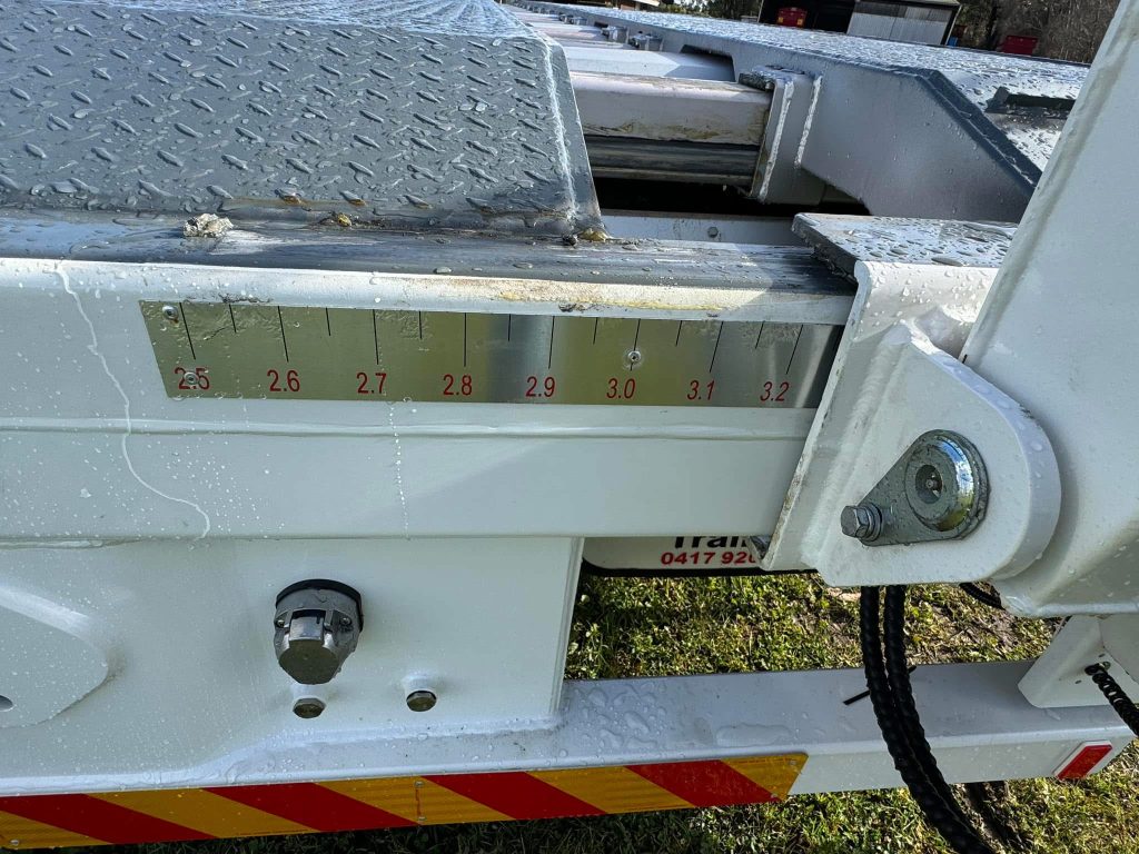 dropdeck widener trailer freighwest triaxle