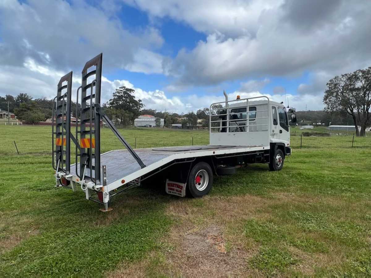 Isuzu FRR500 beavertail truck side view
