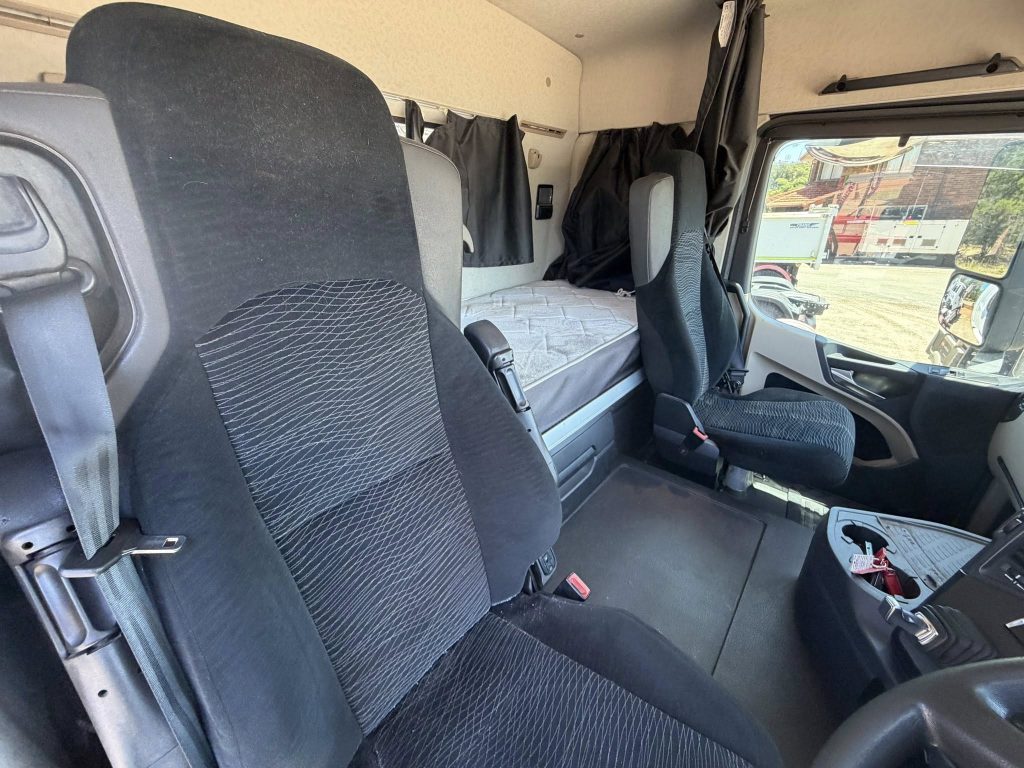 Mercedes-Benz Actros 2651 cab interior seats
