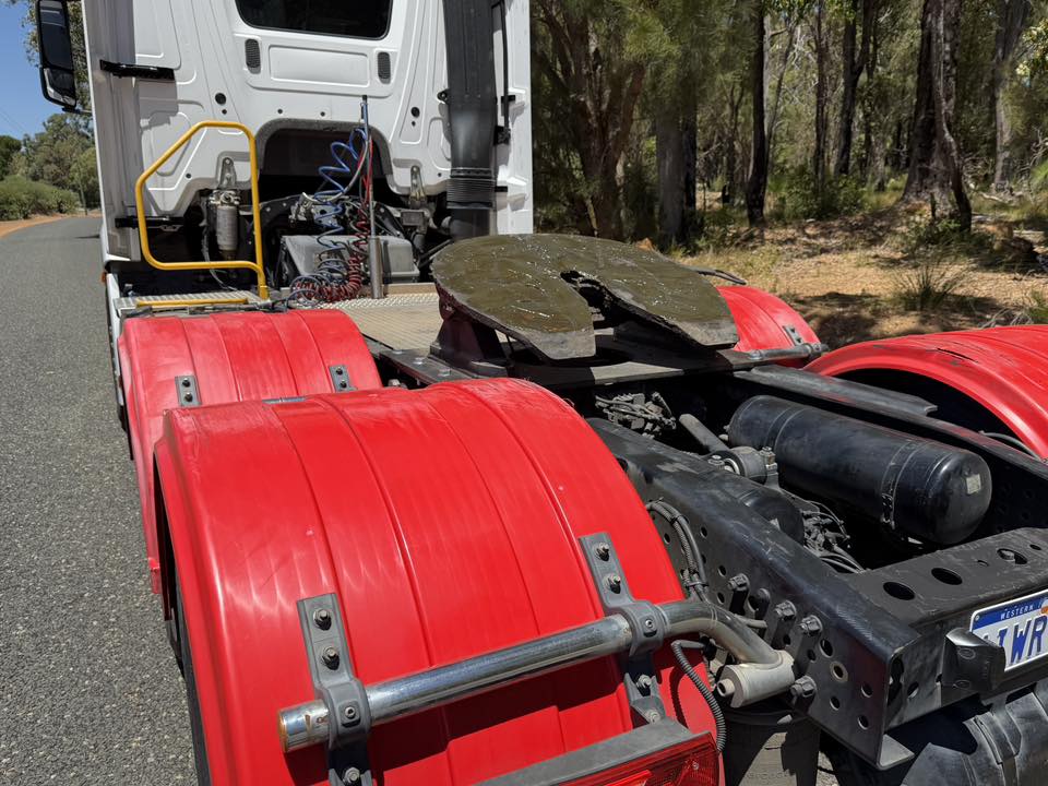 Mercedes-Benz Actros 2651 fifth wheel turntable