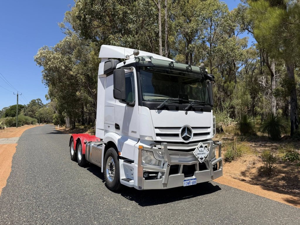 Mercedes-Benz Actros 2651 prime mover front angle