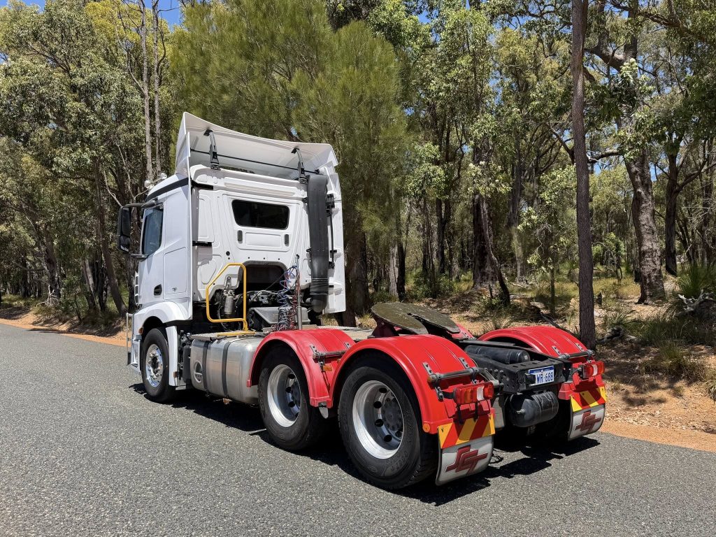 Mercedes-Benz Actros 2651 prime mover rear angle